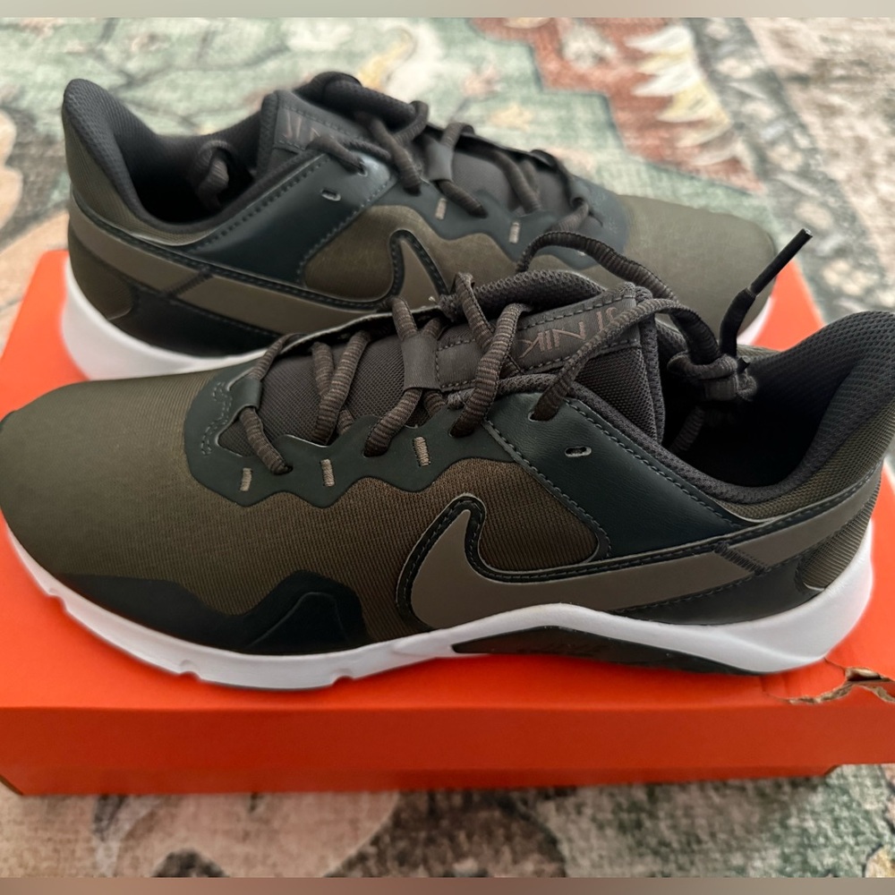 Nike Legend Essential 2 Shoes Mens Size 7 Trainers Sneakers Green